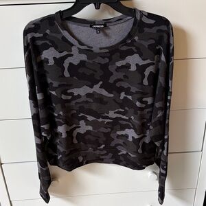 🍃EXPEESS WOMENS SIZE XS CROPPED CAMOUFLAGE SWEATER